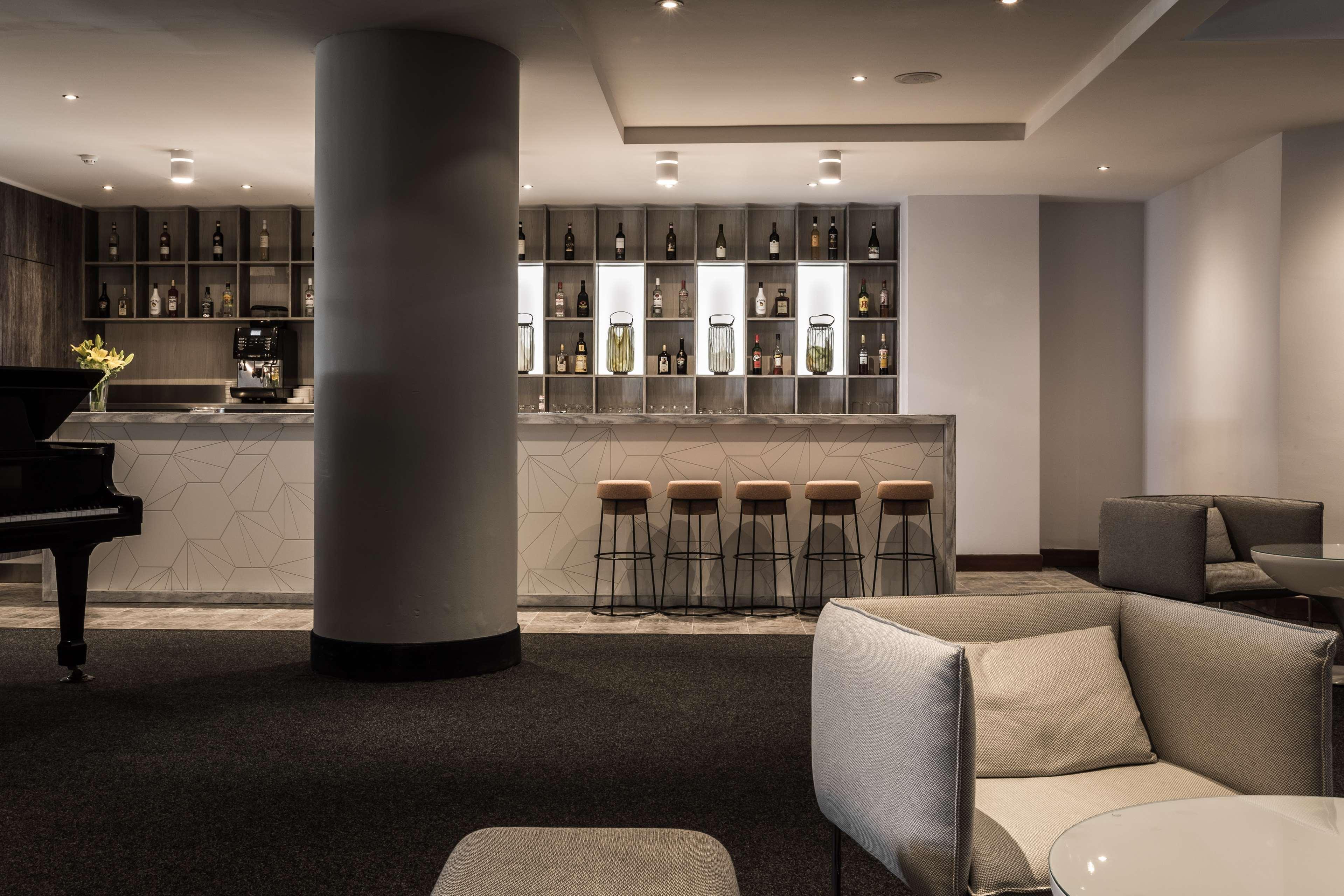Radisson Blu Resort, Malta St. Julian'S Exterior photo The bar at the 100 Queen's Gate
