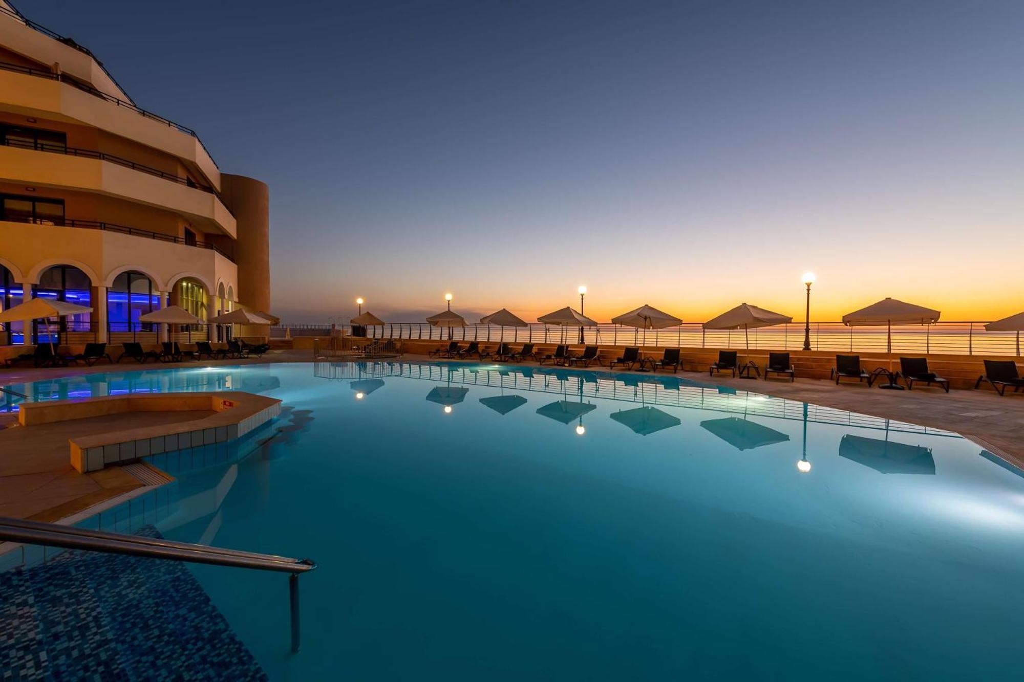 Radisson Blu Resort, Malta St. Julian'S Exterior photo Sunset at the pool